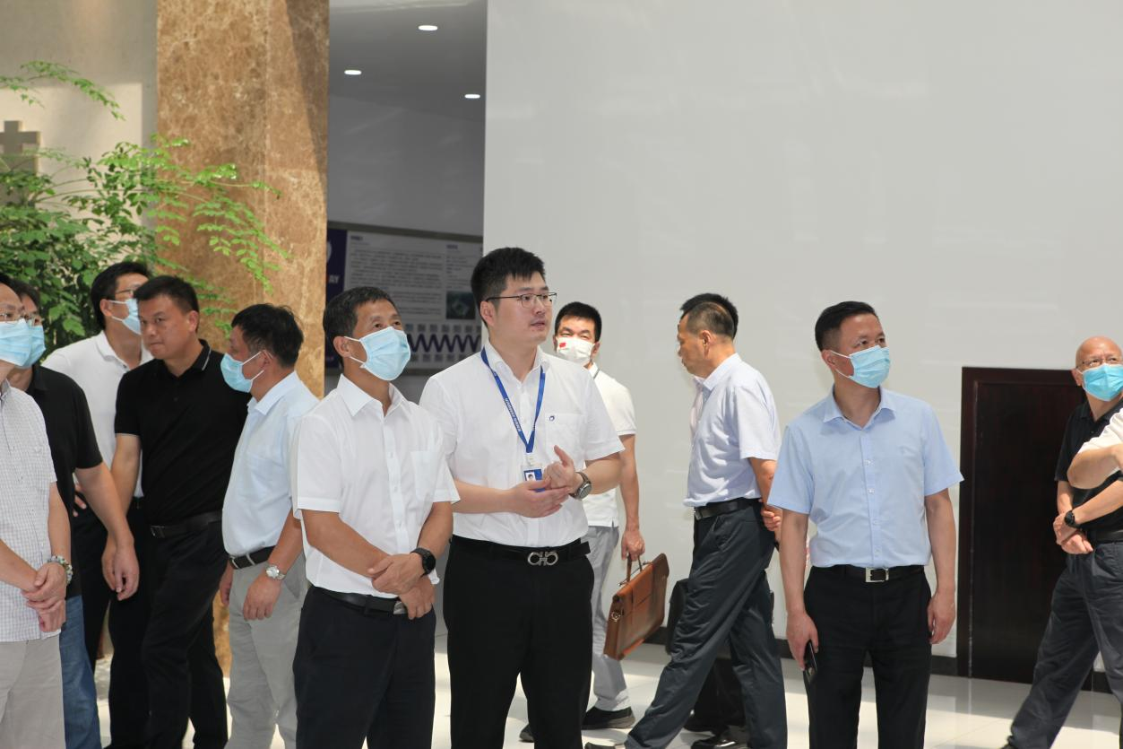 省人大常委會(huì )領(lǐng)導來(lái)華緯科技調研